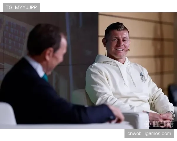 伯纳乌全场起立鼓掌,致敬完成西甲500场里程碑的克罗斯 伯纳乌全场起立鼓掌,致敬完成西甲500场里程碑的克罗斯